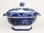 FLOW BLUE  GRANDE SOPEIRA EM FAIANÇA COM DECORAÇÃO ABBEY. FEITIO SEXTAVADO. TEM A PARTICULARIDADE DE POSSUIR A CONCHA ORIGINAL, UMA GRANDE RARIRADE! INGLATERRA, MEADOS DO SEC. XIX.  36 CM DE COMPRIMENTO.(um bicado na base)
