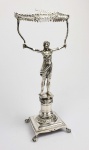 MAJESTOSO PALITEIRO DE BANQUETE EM PRATA DE LEI  MARCAS PARA CIDADE DO PORTO REGISTRADA EM 1810 E PRATEIRO DO MESMO PERÍODO REFERENCIADO POR MOITINHO COMO MARCA P52 COM DATA ENTRE 1810-1818 (PAG 236). REPRESENTA A DEUSA VITÓRIA QUE SEGURA DUAS SERPENTES QUE SUSTENTAM COROA DE LOUROS. BASE TEM LAURÉIS EM COROA. A QUALIDADE É MAGNÍFICA A DEUSA TEM CABELOS ELABORADOS E BELISSIMOS. ASSENTE SOBRE QUATRO PÉS DE GARRA E BOLA. PORTUGAL, INICIO DO SEC. XIX. 38 CM DE ALTURA. 850 G