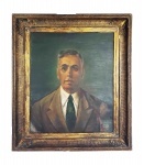 EMILIANO DI CAVALCANTI -  RETRATO DE PAULO DA SILVA PRADO (1869-1943). DÉCADA DE 20. OST.  ASSINADO CANTO INFERIOR DIREITO. 64 X 52 CM (SEM CONSIDERAR O TAMANHO DA MOLDURA COM ELA 86 X 74 CM. ROGAMOS ESCUSAS A NOSSOS CLIENTES PARA RELATAR QUE ESSE QUADRO FOI ARREMATADO EM NOSSO LEILÃO REALIZADO NO DIA 10/03/2020, NA VÉSPERA DAS PRIMEIRAS MEDIDAS RESTRITIVAS EM RAZÃO DA PANDEMIA. FOI INTENSAMENTE DISPUTADO E ARREMATADO NA SALA POR UM CLIENTE, DECORRIDO O PRAZO PARA PAGAMENTO O MESMO NÃO HONROU SEU COMPROMISSO DE ARREMATAÇÃO ALEGANDO INSEGURANÇA POR CAUSA DO NOVO CORONAVÍRUS. POR ISSO ESTA SENDO NOVAMENTE APREGOADO COM A MESMA BASE INICIAL. TOMO A LIBERDADE DE RELATAR O OCORRIDO POR NOSSO COMPROMISSO DE RELAÇÃO DE VENDA TRANSPARENTE MAS PRINCIPALMENTE PELA AFRONTA QUE ESSA OBRA TÃO EMBLEMÁTICA DA CARREIRA DE DI CAVALCANTE SOFREU NESSE EPISÓDIO. DURANTE A SEMANA DE ARTE MODERNA DE 1922  O PINTOR DI CAVALCANTE (1897-1976) DESABAFA A MÁRIO E OSWALD DE ANDRADE: "NÃO É VERGONHA SER POBRE E SER BOÊMIO, DIGAM LOGO A PAULO PRADO QUE ME FALTA DINHEIRO PARA PAGAR O HOTEL, E QUE ELE COMPRE UNS DESENHOS MEUS, UM QUADRO, O QUE ELE QUISER, PARA ME SUSTENTAR AQUI EM SÃO PAULO, POR UM MÊS". A FALA DE DI CAVALCANTE DEMONSTRA AS MINÚCIAS POR TRÁS DE UM FATO INCONTESTÁVEL DA SEMANA DE ARTE MODERNA DE 1922, O MOVIMENTO QUE MUDOU A FEIÇÃO DA ARTE E DA POESIA BRASILEIRA: O GRANDE REALIZADOR, PATROCINADOR E FIADOR DO MOVIMENTO JUNTO A ELITE PAULISTA FOI O EMPRESÁRIO E ENSAÍSTA DA FORMAÇÃO SOCIAL DO BRASIL,  PAULO DA SILVA PRADO. NÃO É POR ACASO QUE O MODERNISTA MÁRIO DE ANDRADE EM SUA OBRA O MOVIMENTO MODERNISTA CONSIDERA PAULO PRADO  O FAUTOR VERDADEIRO DA SEMANA DE ARTE MODERNA, SENDO A ÚNICA PESSOA IMPRESCINDÍVEL PARA A REALIZAÇÃO DO EVENTO, POIS GRAÇAS A ELE O MOVIMENTO GANHOU EXPRESSÃO SOCIAL. PAULO PRADO NÃO LIMITOU-SE SOMENTE A FIGURA FINANCIADORA DA SEMANA DE 22, CÂNDIDO MOTTA FILHO RELEMBRA UM DIÁLOGO NO QUAL O POETA RONALD DE CARVALHO COMENTA QUE A REUNIÃO MODERNISTA ESTAVA CHEIA DE PASSADISTAS, AO QUE PAULO PRADO TERIA RESPONDIDO : ISSO NÃO TEM IMPORTÂNCIA. O IMPORTANTE É A REUNIÃO ! . O PRIMORDIAL ERA DESAFIAR UM GOSTO CONSOLIDADO COM ALGO DIFERENTE DAQUILO QUE A ACADEMIA ENSINAVA OU, AO MENOS, TENTAR FAZÊ-LO. NESSE SENTIDO, SE A INTENÇÃO DELIBERADA DO EVENTO ERA CHOCAR, DE FATO, A PLATÉIA SAIU DE LÁ, NO MÍNIMO, INCOMODADA, COMO DEMONSTRAM AS VAIAS E GRITOS DE DESAPROVAÇÃO. INCLUSIVE, CONTA GERALDO FERRAZ, ERA PAULO PRADO QUEM GRITAVA, AO CALOR DAS VAIAS DO PÚBLICO, SUGESTÕES PARA DOMINAR O ALVOROÇO E PROSSEGUIR SEM PROBLEMAS COM O EVENTO. NÃO É POSSIVEL PENSAR NA ARTE BRASILEIRA EM TODO SEC. XX SEM RECUPERAR O PAPEL DE PAULO PRADO EM SUA FORMAÇÃO. ELE NÃO SÓ FOI O GRANDE MECENAS DO MODERNISMO E DA SEMANA DE ARTE MODERNA QUANTO GARANTIU AO MOVIMENTO O APOIO DAS ELITES PAULISTAS, A OLIGARQUIA CAFEICULTORA. ALÉM DISSO SUA VASTA OBRA LITERÁRIA TRAZ UMA COMPREENSÃO INÉDITA ATÉ ENTÃO DAS RAÍZES DA FORMAÇÃO DO POVO BRASILEIRO E SUA CULTURA. NÃO É EXAGERO DIZER QUE ESTA OBRA HORA APREGOAGA ENCERRA TODO O SENTIDO DA TRANSIÇÃO DO BRASIL COMO UM REPETIDOR DA ARTE EUROPÉIA CLÁSSICA ACADÊMICA PARA UM PAÍS QUE PASSA A FORMAR SEU PRÓPRIO CONCEITO DE ARTE NAICONAL A PARTIR DO  VERDADEIRO CONCEITO DE BRASILIDADE.  NOTA: Bisneto do Barão de Iguape, Paulo Prado foi criado no seio de uma tradicional família paulista ligada à produção do café. Em fins do século XIX, a família Prado não somente é a maior produtora de café da época, como também exerce importante papel na direção do país, nas campanhas da abolição e de imigração, assim como na lavoura, pecuária, indústria e transportes. Paulo Prado incorpora o capital familiar sob suas diversas formas - cultural, econômica, social e política - em um período de transição da Monarquia à República, da escravidão negra à mão-de-obra livre, do apogeu da exportação do café aos primórdios da industrialização. Graduado na última turma do Império, em 1889, vê desaparecer, com a proclamação da República, o ambiente que lhe é familiar, fechando-se as portas para a provável carreira política que teria seguido como primogênito da família. Paulo da Silva Prado nasceu em 20 de maio de 1869, na Rua da Consolação, na cidade de São Paulo. Filho de Antônio da Silva Prado e Maria Catarina da Costa Pinto e Silva. Era neto do Conselheiro Antônio Prado e Bisneto de Dona Veridiana Silva Prado, a grande dama do segundo império na cidade de São Paulo. Desde a infância recebeu uma educação reservada e própria aos membros da elite local, com ênfase no desenvolvimento cultural, aprendizado de línguas estrangeiras, dança e piano. Em 1889, após se formar em Direito pela Faculdade do Largo de São Francisco, Prado viajou, na companhia do tio Eduardo Prado (1860-1901), a Paris, onde teve contato com os intelectuais da Geração de 70. O círculo de amigos de Eduardo Prado era composto de nomes ilustres como: Eça de Queirós (1845-1901), Graça Aranha (1868-1931), Afonso Arinos de Melo Franco (1868-1916), Oliveira Martins (1845-1894), Barão do Rio Branco (1845- 1912), Olavo Bilac (1865-1918), entre outros. O regresso ao Brasil foi marcado pela necessidade de assumir os negócios da família; assim, se tornou presidente da maior empresa de exportação de café do país, a Casa Prado, Chaves & Cia, tarefa na qual se deteve até a morte, em 1943. A pluralidade da figura de Paulo Prado fez com que tivesse prestígio no ramo empresarial e, ao mesmo tempo, se destacasse como colaborador de importantes periódicos paulistas, como O Estado de S. Paulo, Correio da Manhã, Jornal do Comércio e Revista do Brasil, além de ter participação ativa na fundação de importantes revistas modernistas (Klaxon, Terra Roxa e outras terras e Revista Nova) e no próprio movimento da Semana de Arte Moderna.  Nesta mesma época, Paulo Prado foi peça chave da organização e financiamento da Semana de Arte Moderna, em São Paulo, e foi apontado por Mário de Andrade como o fautor verdadeiro para a ocorrência do movimento de 22. Em sua residência, onde vivia com a francesa Marie Noemi Alphonsine Lebrun, conhecida como Marinette, na avenida Higienópolis, 31, promovia o encontro do grupo de artistas e intelectuais, sempre com grande fartura de alimentos e bebidas. E foi em seus salões que surgiu a idéia para realização da Semana de Arte Moderna.  É preciso dizer que Paulo Prado não agiu como um mecenas extravagante e inconsequente ao promover a Semana de Arte Moderna; de fato o autor compreendia o movimento como fruto de uma mobilização da sociedade paulista, de sua elite e dos artistas que a compunham. Ademais, era comum à época o incentivo e patrocínio de empresários e notáveis aos grandes espetáculos e exposições de obras artísticas. Observamos que no caso de Prado a distinção estava em promover a manifestação modernista sem o apoio majoritário da sociedade da época. Em Nacional Estrangeiro, Sérgio Miceli enfatiza a importância do apoio de Paulo Prado para o sucesso do movimento modernista de 22, já que se tratava de um respeitado nome da sociedade aristocrata conservadora da época. Já havia também incontestável relação de Paulo Prado com o grupo que promove a Semana de 1922 tomando o campo das relações pessoais. Lembremos que Prado é padrinho por parte da noiva, ao lado de Olívia Guedes Penteado, do casamento de Oswald de Andrade e Tarsila do Amaral, em 1926. Além disso, Oswald não somente é prefaciado por Prado em sua Poesia Pau Brasil (1925), como lhe dedica Memórias Sentimentais de João Miramar (1924) ; enquanto Mário confessa em um prefácio inédito ter escrito Macunaíma (1928) a partir da leitura dos rascunhos de Retrato do Brasil, lançado no mesmo ano. Temos aí constituída uma parceria de afinidades que sinalizam o lastro social no qual se entranhava o entrosamento ideal perseguido pelos modernistas, entre cultura, política e mundanismo Lembremos que Paulo Prado teve também atuação decisiva em vários episódios que atuaram como prelúdios da Semana de 1922. A maioria dessas atividades públicas por ele organizadas e financiadas foram realizadas no Teatro Municipal de São Paulo, cuja construção representa uma grande marca da administração de seu pai como prefeito da cidade. São Paulo, dizia Antônio Prado, não tinha vida social. Era necessário estimulá-la intensamente, por todos os meios e em todas as classes da população. Sem o que nunca passaria de um quieto burgo do interior. O projeto do teatro paulistano foi encomendado a Cláudio Rossi (1850-1935), arquiteto da família Prado, que teve que viajar à Europa para pesquisar e adquirir o material apropriado. Construído em um terreno que pertencia a Companhia Antártica Paulista, ligada empresarialmente a família Prado, que lhe fornecia os vasilhames da Vidraria Santa Marina, o Teatro Municipal de São Paulo tornou-se um reduto privilegiado de eventos de atualização da consciência artística e cultural, que têm lugar anos antes da famosa Semana de Arte Moderna. Em 1917 adquire um quadro na histórica exposição de Anita Malfatti, em 1917, travando, ao que parece, seu primeiro contato com os futuros participantes de Semana de Arte Moderna. Esse contato com os jovens brasileiros será aprofundado em Paris, o que não soa estranho. Afinal, os arredores da Place de Clichy, no início do século XX, se transformam, nos termos de Paulo Prado, no umbigo do mundo. Na década de 1920, Paris e sua efervescência cultural atraíam artistas e mecenas de todos os lugares do mundo. No caso dos artistas brasileiros, lá estavam Di Cavalcanti, Tarsila do Amaral (1886-1973), Anita Malfatti (1889-1964), Victor Brecheret (1894-1955), Heitor Villa-Lobos (1887-1959) e Vicente do Rego Monteiro (1899-1970), entre outros, muitos deles patrocinados por Paulo Prado, como Brecheret, Di Cavalcanti e Villa-Lobos. Paulo Prado aparece aqui, já em idade madura, como um importante mediador entre São Paulo e Paris. Ninguém mais do que Paulo Prado, contam os amigos, apreciava os prazeres da vida parisiense : o ateliê do pintor Fernand Léger (1881-1955), os quadros de Pablo Picasso (1881-1973) da casa de Madame Eugenia Errazuriz (1858-1951) e as obras pré-modernistas do marchand Ambroise Vollard. Prado chega a escrever uma carta de Paris a Mário de Andrade (18931945) só para fazer inveja, pois estava em frente a dois grandes Picassos, que são um encanto  Sobre ele Gylberto Freire escreveu: Curiosa figura a desse Paulo Prado, amigo do velho Henry Shorto é capaz de discutir durante horas, com banqueiros e fazendeiros, os pormenores mais prosaicos dos problemas do café paulista, é ao mesmo tempo procurado para as mais platônicas deste mundo por velhos esquisitos da marca de Capistrano de Abreu, por modernistas do arrojo experimental de Mário de Andrade, por pintores da audácia poética de Cícero Dias. Quem daqui a meio século estudar a personalidade e a vida de Paulo Prado se espantará de certo ao ver seu nome associado ao mesmo tempo ao movimento modernista e ao Departamento Nacional do Café.