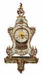 WALT -  MAJESTOSO RELÓGIO COM SUA PEANHA CONSTRUÍDO EM MADEIRA POLICROMADA DECORADA COM ESMALTES E ARREMATES EM BRONZE ORMOLU. ESTILO LOUIS XV. FUNDO NA TONALIDADE AZUL DECORADA COM FLORES E FOLHAS DE ACANTO. BRONZE DE EXCELENTE QUALIDADE! PÊNDULO DO TIPO SOL. FUNCIONAMENTO A CORDA COM DELICADA SONERIA. RELÓGIO REALMENTE MAGNIFICO E BELÍSSIMO! INGLATERRA, INICIO DO SEC. XX. 93 CM DE ALTURA TOTA. 68 CM DE ALTURA SOMENTE O RELOGIO. 40 CM DE COMPRIMENTO (PEANHA)