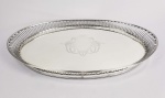REINADO GEORGE V PRATA DE LEI INGLESA  MAGNÍFICO TABULEIRO EM PRATA DE LEI COM MARCAS PARA CIDADE DE BIRMINGHAM E LETRA DATA PARA O INÍCIO DO SEC. XX. GALERIA RETÍCULADA, FEITIO OVAL, PLANO DECORADO COM LINDO GUILLOCHE REPRESENTANDO ESCUDELA ENTRE LAÇO E LAURÉIS. MUITO ELEGANTE REALMENTE, DE BOA CONSTRUÇÃO E DE TAMANHO EXCELENTE PARA USO! INGLATERRA, INICIO DO SEC. XX. 52,5 CM DE COMPRIMENTO. 2160 G