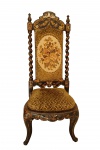 JENNENS & BETTRIDGE (COM MARCA DA FORNITURA GRAVADA) SUNTUOSA CADEIRA DE SALÃO COM ESPALDAR ALTO ESTILO E ÉPOCA VITORIANA. O ESPALDAR É DECORADO COM ABALONE, FLORES E DOURAÇÃO. COLUNAS LATERAIS EM TORCEIL ESTILO RENASCENSE. SAIA MOVIMENTADA DECORADA TAMBÉM COM ABALONE E ARREMATES FLORAIS. PERNAS EM CABRIOLET. FORRAÇÃO EM TAPEÇARIA. EUROPA, DEC. 1860.  117 (H) X  48 (C) X 46,5 (P) NOTA: A empresa Jennens & Bettridge, esteve em operação por volta de 1815 a 1864. Sua produção  geralmente apresentava decoração pintada e às vezes eram incrustados com madrepérola, um processo que a empresa inventou e patenteou. Eles estavam baseados em Birmingham, mas abriram filiais em Londres e Paris. Jennens & Bettridge foram nomeados fornecedores para o rei George IV, William IV e o Príncipe Albert. Exibiram uma variedade de mercadorias na Grande Exposição em 1851. A maioria dos objetos de Jennens e Bettridge geralmente são carimbados com o nome da empresa impresso na parte inferior como nesse par de cadeiras.