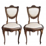 ENCANTADOR PAR DE CADEIRAS DE SALÃO ESTILO LOUIS XVI. CARTELA DECORADA COM BELOS ENTACHES PRESIDIDOS POR VOLUTA E SIMULANDO LAUREL ENRODILHADO NO ENCOSTO. ASSENTO RECORTADO. SAIA MOVIMENTADA EM BOMBE. PERNAS EM CABRIOLET ARTISTICAMENTE DECORADAS COM FOLHAS DE ACANTO. ESTRUTURA ROBUSTA E FIRME. SUAVE PÁTINA DOURADA ENVELHECIDA NATURALMENTE.FORRAÇÃO EM CETIM. FRANÇA, FINAL DO SEC. XIX. 47 X 90 X 47 CM