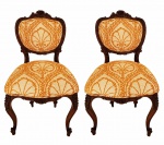 LUXUOSO PAR DE CADEIRAS DE SALÃO ESTILO LOUIS XVI. CARTELA SUAVEMENTE CURVA DECORADA COM VOLUTAS E ELEMENTOS VEGETALISAS. SAIA RECORTADA, MOVIMENTADA EM BOMVE E ARTISTICAMENTE ENTALHADA. PERNAS EM CABRIOLET COM LINDOS ENTALHES.. ESTRUTURA ROBUSTA E FIRME. FRANÇA, FINAL DO SEC. XIX. 47 X 90 X 47 CM