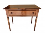 ELEGANTE MESA DE ENCOSTAR ESTILO E ÉPOCA DONA MARIA I (POSSUI O PAR A SER APREGOADO NO LOTE A SEGUIR). CONSTRUÍDA EM JACARANDÁ, POSSUI CAIXA RETA E É DOTADA DE FINA MARCHETARIA. DOTADA DE UMA GAVETA. A JUNÇÃO DA CAIXA COM AS PERNAS É REMATADA POR SOFISTICADA CONSTRIÇÃO EM BALAÚSTRE . BRASIL, INICIO DO SEC. XIX.  80 (H)  X 95  (C) X 56 (P) CM