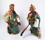 GRANDE E BELO PAR DE FIGURAS REPRESENTANDO GUARDIÕES DE TEMPLO EM PORCELANA. AS FIGURAS EM POSIÇÃO DE ATAQUE TRAZEM LANÇA EM UMA DAS MÃOS. PEÇAS ROBUSTAS E MUITO BONITAS. ARREMATES EM OURO. CHINA, FINAL DO SEC. XIX. 66 CM DE ALTURA (uma das lanças teve quebradura e foi reparada)
