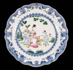 CIA DAS INDIAS - GRANDE E RICO MEDALHÃO EM PORCELANA COM ESMALTES DA FAMÍLIA ROSA TÍPICOS DO REINADO QIANLONG (1711-1799). LINDAS RESERVAS E MOLDURAS EM GUIRLANDAS FLORAIS EM AZUL. A RESERVA APRESENTA CENAS DE COTIDIANO, OBJETOS, ÁRVORES E FLORES. CHINA, SEC. XVIII. 31 CM DE DIAMETRO (tem um insignificante fio de cabelo no centro da caldeira resultante de algum choque mecânico mas que não afetou em nada a estrutura da peça)