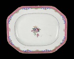 CIA DAS INDIAS   BELA TRAVESSA EM PORCELANA CIA DAS INDIAS COM COM ESMALTES DA FAMÍLIA ROSA. REINADO  QIANLONG (1711-1799). MOLDURAS EM ROSA COM ARREMATES EM AZUL. A RESERVA APRESENTA FLORES E RAMAGENS. CHINA, SEC. XVIII. 36 CM DE COMPRIMENTO (tem um fio de cabelo)