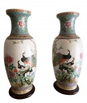 CANTON FAMILY ROSE - GRANDE PAR DE FLOREIROS BALAÚSTRE EM PORCELANA DECORADOS COM MAGNÍFICAS RESERVAS COM FLORES E PAVÕES. PEÇAS MUITO BONITAS, EM ÓTIMO ESTADO E DE GRANDE QUALIDADE! CHINA, SEC. XIX. 67 CM DE ALTURA