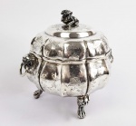 PRATA CHINESA - GRANDE CAIXA PARA INCENSO EM PRATA DE LEI BATIDA COM RICA DECORAÇÃO SIMULANDO INCENSÁRIO. FEITIO RECORTADO TEM ALÇAS COM CABEÇAS DE CÃES DE FÓ MORDENTES EM ARGOLA. TAMPA TEM CÃO DE FÓ EM VULTO PERFEITO. ELEVADO SOBRE TRÊS BELOS PÉS SIMULANDO DA MESMO FORMA CÃES DE FÓ ESTILIZADOS. LINDOS CINZELADOS FLORAIS EM TODO O CORPO. CHINA, SEC. XIX.  20 X 17 CM 595 G