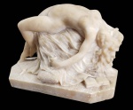 J. GARRINI  A MORTE DE JULIETA. LINDA E EXPRESSIVA ESCULTURA REPRESENTANDO JULIETA, PERSONAGEM DE WILLIAM SHAKESPEARE  NO MOMENTO EM QUE SIMULA SUA MORTE PARA FUGIR COM ROMEU. A ESCULTURA É LINDA, JULIETA TEM LINDOS CABELOS QUE LHE CAEM SOBRE O CORPO DESNUDO. SEGURA AINDA A TAÇA DA POÇÃO QUE LHE FARIA CAIR EM UM SONO PROFUNDO COMO A MORTE. ESBOÇA UM MEIO SORRISO COMO QUE A DESEJAR O MOMENTO EM QUE ESTARÁ LIVRE PARA VIVER SEU AMOR. ITÁLIA, INICIO DO SEC. XX. 32 X20 CMNOTA: Romeu e Julieta é uma tragédia do escritor inglês Willian Shakespeare (1564-1616) escrita no final do século XVI. A obra de dramaturgia relata a história de amor entre Romeu e Julieta. Romeu e Julieta representa um dos maiores clássicos da literatura mundial e uma das obras mais emblemáticas de Shakespeare. Até os dias atuais, o texto é encenado e possui diversas paródias. São filmes, músicas, poesias, pinturas, todos inspirados na obra de um dos maiores atores britânicos: William Shakespeare. Romeu e Julieta são os protagonistas dessa história de amor. Eles se apaixonam perdidamente. No entanto, ambas famílias tem uma longa história de disputas. Romeu, que pretende casar com Rosalina, muda de ideia quando conhece a filha única dos Capuleto. Após o encontro, eles decidem se casar. Eles se conhecem num baile de máscaras que ocorreu na cidade de Verona (Itália) e logo se apaixonam. Entretanto, eles desconhecem suas origens, ou seja, nem imaginam que aquele amor pode causar muitos problemas. Com a esperança das famílias se entenderem, Frei Lourenço, amigo e confidente de Romeu, realiza secretamente o casamento dos jovens. Uma das peripécias da obra é o duelo que ocorre entre Teobaldo, primo de Julieta, Mercúcio, amigo de Romeu, e o próprio Romeu. Como resultado dessa briga, Teobaldo e Mercúcio morrem.Diante disso, o príncipe de Verona decide exilar Romeu da cidade. No entanto, ele aparece durante à noite para se encontrar com sua amada Julieta.Nesse momento, eles tem uma noite de amor. Julieta que está prometida por Páris, um jovem nobre e parente do príncipe, tenta adiar a data do casamento, porém sem sucesso. Desesperada com esse fato, Julieta decide pedir ajuda ao Frei Lourenço. Ele lhe oferece uma bebida que supostamente parecerá que está morta.Com isso, ele manda uma carta ao Romeu, que ainda está exilado, para revelar seu plano e unir definitivamente o casal.Todavia, Romeu não recebe a mensagem do Frei e por seu criado Baltasar fica sabendo da "morte" de Julieta. Inconformado, ele compra um veneno em um boticário. Vai até a cripta da família Capuleto, onde está o corpo de Julieta. Ali, ele encontra com Páris, o futuro pretendente de Julieta. Eles chegam a lutar e Romeu o mata. Após a morte de Páris, Romeu toma o veneno. Quando Julieta desperta e compreende que Romeu tomou o veneno, ela se mata com o punhal de seu amado. Por fim, proibidos de viverem essa história de amor, eles escolhem a morte. Diante disso, as famílias que antes viviam em discórdias, passam por um momento de paz.