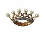 LUXUOSO PRENDEDOR/BROCHE EM OURO COM BRILHANTES E PÉROLAS. FEITIO DE COROA COM SEIS PONTAS FINALIZADAS EM PÉROLAS. BASE COM OURO BRANCO E CRAVAÇÃO DE DIAMANTES. BRASIL, DEC. 40. 4 CM DE COMPRIMENTO. 3,5 G