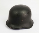 III REICH ALEMÃO - CAPACETE DE POLÍCIA MODELO 1934. EXEMPLAR DE CAPACETE POLICIAL COM OS ORIFÍCIOS DE VENTILAÇÃO CARACTERÍSTICOS EM AMBOS OS LADOS.  LEVE FERRUGEM NA SUPERFÍCIE DOS REBITES. O FORRO E A ALMOFADA FORAM REFEITOS MAS O TRABALHO  FOI EXCELENTE FIDEDIGNO A COMO DEVERIA SER.  ALEMANHA, DEC. 1930/40.  POSSUI CACHE DE CASA DE LEILÃO ESTRANGEIRA. 28 CM DE COMPRIMENTO. ATENÇÃO: A venda desse Item não Promove ou glorifica violência ou intolerância racial. Está à venda apenas para fins de preservação da memória histórica. Organização do leilão não faz apologia a quaisquer movimentos políticos ou ideológicos, e repudia qualquer ideologia de cunho racista