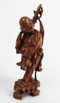 HOTEI ESCULTURA EM ROSEWOOD DITA MADEIRA DE ROSEIRA ,REPRESENTANDO HOTEI, UM DOS SETE DEUSES DA FORTUNA. CHINA, FINAL DO SEC. XIX/XX. 32 CM DE ALTURA.