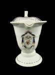 CIA DAS INDIAS  LOUÇA DE CASAMENTO  RARA CREMEIRA DE MODELO DITO ELMO INVERTIDO EM PORCELANA COMPANHIA DAS INDIAS. REINADO JIAQING (1796-1820). BORDA COM BARRADO AZUL COBALTO RICAMENTE REMATADO EM OURO PRECEDIDO POR DUAS GUIRLANDAS ENTRELAÇADAS COM FEITIO HELICOIDAL SENDO UMA EM RELEVO PUNTIVORME EM AZUL REALÇADA em OURO E A OUTRA EM OURO COM FLORES E RAMAGENS. NO CORPO, RESERVA COM ESCUDO HERÁLDICO DECORADO COM FLORES REMATADO POR PÁLIO AZUL COM FRANJAS EM OURO. SPBRE O ESCUDO ASSENTAM-SE DOIS PÁSSAROS QUE REPOUSAM SOBRE CORONEL DE BARÃO. BASE COM GOMADOS FINALIZANDO EM É CIRCULAR DECORADO COM FRISO FORMADO POR ELEMENTOS GEOMÉTRICOS EM AZUL E OURO.  CHINA, SEC. XVIII. 16 X 14 CM