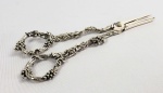 TESOURA PARA CORTAR UVA EM PRATA DE LEI TEOR 800 , CABO COM FEITIO DE PARAS E CACHOS  DE UVA  . ITALIA , sec. XX. 16 cm de comprimento.
