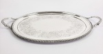 PRATA DE LEI GEORGIANA  EXCEPCIONAL TABULEIRO GEORGE IV EM PRATA DE LEI COM MARCAS PARA CIDADE DE LONDRES E LETRA DATA 1829 E PRATEIRO JOSEPH ASH. BORDA A TODA VOLTA COM GODRONS. ALÇAS LATERAIS. O PLANO TEM BELISSIMOS GUILLOCHES SEM DESGASTE FORMANDO FLORES E RAMAGENS. INGLATERRA, 1829. 70 CM DE COMPRIMENTO. 3485 GNOTA: Joseph Ash I, ourives de Londres, foi aprendiz de Roger Biggs da Glovers Company a partir de 1793 por 7 anos. Naquela época a lei obrigava os aprendizes a servidão por sete anos a título da aprendizagem do oficio. Livre em 1801 registrou sua primeira marca  um dia após sua liberdade. Dois aprendizes de seu antigo mestre foram entregues a ele no mês seguinte.