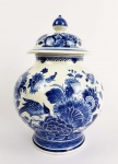 DELFT  GRANDE JARRO COM FEITIO DE BALAUSTRE ESTILO CHINOISERIE. COMEMORATIVO DE 300 ANOS DE ANIVERSÁRIO DA MANUFATURA EM 1954. LINDA DECORAÇÃO COM PÁSSAROS E PEÔNEAS. BELISSIMA PEÇA! 38 CM DE ALTURA.