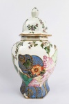 GRANDE FLOREIRO EM PORCELANA  AO GOSTO FOLHA DE TABACO. FEITIO  SEXTAVADO. CHINA, INICIO DO SEC. XX. 37 CM DE ALTURA