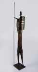 FRANCISCO STOCKINGER (1919-2009)  GUERREIRO  - EX COLEÇÃO RUY MESQUITA (1925-2013) LINDA ESCULTURA EM FERRO FORJADO, MADEIRA E ESMALTE. GRANDE E BELO TRABALHO DO ARTISTA. ASSINADO NA BASE.  122 CM ALTURA NOTA: Francisco Alexandre Stockinger (Traun, Áustria 1919 - Porto Alegre RS 2009). Escultor, gravador, desenhista, caricaturista, xilógrafo, professor. Vem para o Brasil em 1921. Em 1929, fixa-se em São Paulo e faz curso de desenho com Anita Malfatti (1889-1964) no Colégio Mackenzie. Em 1937, passa a viver no Rio de Janeiro e inicia estudos no Liceu de Artes e Ofícios do Rio de Janeiro em 1946. Trava contato com Bruno Giorgi (1905-1993), e freqüenta o ateliê do artista, no antigo hospício da Praia Vermelha, entre 1947 e 1950. Convive também com Oswaldo Goeldi (1895-961), Marcelo Grassmann (1925-2013) e Maria Leontina (1917-1984). Realiza caricaturas e charges políticas para jornais. Em 1954, transfere-se para Porto Alegre, para trabalhar na diagramação do jornal A Hora. Nesse período, começa a realizar xilogravuras. Em 1956, ano em que se naturaliza brasileiro, é eleito presidente da Associação Rio-Grandense de Artes Plásticas Francisco Lisboa, cargo que ocupa em 1957 e em 1978. É fundador e primeiro diretor do Atelier Livre da Prefeitura de Porto Alegre, em 1961, e diretor do Museu de Arte do Rio Grande do Sul Ado Malagoli - Margs e da Divisão de Artes do Departamento de Cultura da Secretaria de Educação e Cultura do Estado, em 1967. Ministra curso de escultura com modelo vivo com Vasco Prado (1914-1998), no Margs em 1985. Recebe, em 1994, o título de cidadão honorário de Porto Alegre e, em 1997, o prêmio do Ministério da Cultura na área de artes plásticas. Francisco Stockinger passa a residir em Porto Alegre em 1954, onde colabora com caricaturas para jornais locais e realiza xilogravuras, revelando o interesse pelo trabalho com o volume e o espaço. Sua produção escultórica em metal revela inicialmente afinidade com uma tendência expressionista de teor arcaizante, com ênfase na produção de figuras sintéticas, por meio do uso dos mais diversos materiais e acabamento áspero. Certas formas retorcidas, concebidas pelo artista, acrescentam às figuras uma conotação de tensão ou dor. A partir dos anos 1970, ocorre uma grande modificação em sua obra, como aponta o estudioso Armindo Trevisan. O artista passa a trabalhar também com o mármore, o granito e outras rochas. Cria suas esculturas a partir de deformações sugeridas pelos próprios materiais.