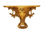 MAJESTOSA PEANHA EM MADEIRA RECOBERTA EM OURO BRUNIDO. ELEGANTES ENTALHES COM FORMOSAS VOLUTAS. VASADOS E CONCHEADOS COMPLETAM A DECORAÇÃO. PORTUGAL, SEC. XVIII/XIX. 108 (C) C 90 X 26 (H) CM
