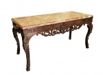 BELA MESA DE APRESENTAÇÃO EM MADEIRA COM TAMPO EM MÁRMORE RAJADO DA BÉLGICA.  INSPIRAÇÃO RENASCENTISTA. SAIA DECORADA A TODA VOLTA COM LIMPOS E ELEGANTES ENTALHES COM VOLUTAS E CONCHEADOS. PERNAS EM CABRIOLET , PEQUENOS  BICADOS NO MÁRMORE .MARCAS DA MANUFATURA LIGHTOLIER NEW YORK. , INICIO DO SEC. XX. 170 (C) X 80 (P) X 81(H)