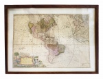 AMERICAE MAPPA GENERALIS  (1746) - MAPA ANTIGO, INTITULADO: 'AMERICAE MAPPA GENERALIS SECUNDUM LEGIMITAS PROJECTIONIS STEREIOGRAPHIAE REGULAS ().'  MAPA ANTIGO DA AMÉRICA POR HOMANN HEIRS, IMPRESSO EM 1746 (DATADO). POSSUI ANOTAÇÕES E LEGENDA FEITAS A MÃO NA ÉPOCA.  ESTE MAPA É A SEGUNDA EDIÇÃO DA EDIÇÃO DE JB HOMANN E MOSTRA DETALHES CARTOGRÁFICOS CONSIDERÁVEIS, BEM COMO UM AUMENTO GERAL NO CONHECIMENTO SOBRE O INTERIOR DA AMÉRICA A PARTIR DE EXPLORAÇÕES E COLONIZAÇÃO. NÃO HÁ LITORAL ACIMA DA PENÍNSULA DA CALIFÓRNIA. QUIVIRA É MOSTRADA A LESTE DE SUA LOCALIZAÇÃO NORMAL. QUIVIRA ERA A LENDÁRIA TERRA DO OURO E DA PRATA, TÃO PROCURADA PELO CONQUISTADOR FRANCISCO DE CORONADO EM 1541. O MAPA É RICAMENTE ORNAMENTADO COM UMA GRANDE CARTELA ALEGÓRICA MOSTRANDO VULCÕES E UMA BELA CENA ALEGÓRICA QUE REPRESENTA O POVO, A FLORA E A FAUNA DA AMÉRICA. EUROPA, SEC. XVIII. 53 X 46 CM (SOMENTO O MAPA) E 67 X 60 CM (TOTAL)NOTA: Após o longo período de dominação holandesa, a família Homann se tornou a editora de mapas mais importante da Alemanha no século XVIII, a empresa sendo fundada por JB Homann em Nuremberg por volta do ano de 1702. Logo após publicar seu primeiro atlas em 1707, ele se tornou um membro da Academia de Ciências de Berlim e em 1715 foi nomeado Geógrafo do Imperador. Após a morte do fundador em 1724, a empresa continuou sob a direção de seu filho até 1730 e foi então legada a seus herdeiros com a condição de que negociasse sob o nome de Herdeiros Homann. A firma existiu até o século seguinte e teve uma grande influência na publicação de mapas na Alemanha. Além dos atlas, a empresa publicou um grande número de mapas individuais. Os Homanns produziram um Neuer Atlas em 1714, um Grosser Atlas em 1737 e um Atlas Maior com cerca de 300 mapas em 1780. Eles também emitiram um Atlas especial da Alemanha com planos em tamanho real das principais cidades, atlas escolares e um Atlas da Silésia em 1750 com 20 mapas