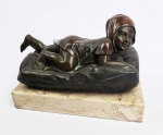 ANTONIO FRILLI - BAMBINA - LINDA ESCULTURA EM BRONZE REPRESENTANDO FIGURA DE BEBÊ. ASSINADA PELO ARTISTA. ASSENTE SOBRE BELA BASE EM MÁRMORE. ITÁLIA, SEC. XIX. 26 CM DE COMPRIMENTO.NOTA: Antonio Frilli (falecido em 1902) foi um escultor florentino especializado em mármore e estátuas de alabastro para clientes públicos e privados. Em 1860, Frilli estabeleceu seu primeiro e exclusivo Atelier em Via dei Fossi, Florença , onde trabalhou com alguns assistentes em alabastro de tamanho médio e grandes estátuas de mármore branco de Carrara para vilas privadas e cemitérios monumentais. Suas obras decoram famosos cemitérios como Porte Sante e Allori, em Florença. Um retrato de mármore de Frilli foi esculpido em seu Atelier após sua morte, e foi colocado em seu túmulo de família no Cimitero degli Allori . Frilli e sua galeria eram bem conhecidos na Europa, Estados Unidos e Austrália, participando de várias exposições de feiras do mundo . Ele estava na Filadélfia para a Exposição do Centenário de 1876 e, em 1881, suas estátuas e móveis de jardim foram expostos no Pavilhão Italiano em Melbourne , na Austrália. Em 1904, dois anos após a morte de Frilli, seu filho Umberto participou da Exposição de Compra da Louisiana em St. Louis , Missouri, onde uma das obras de seu pai - uma escultura em "Woman on a Hammock" em mármore branco de Carrara - recebeu o grande Prêmio e 6 medalhas de ouro. Em 1999, a mesma obra-prima foi vendida pela Sotheby's com uma estimativa de leilão de US $ 800.000. Mais recentemente, a escultura de 1892 de Frilli, "Sweet Dreams", que apresenta um nú em tamanho natural e foi exposta na Exposição Internacional Panamá-Pacífico em San Francisco em 1915, foi vendida em uma casa de leilões em Los Angeles. Um romance de 2013 de Gary Rinehart, Nude Sleeping in a Hammock , é um relato ficcional dos donos da estátua desde 1892 e como a escultura afetou suas fortunas.