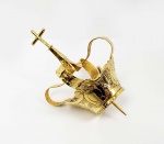 ELEGANTE COROA ESTILO DOM JOÃO VI EM OURO 18K. O FEITIO É O MESMO DA COROA DE DOM JOÃO VI COMO REI DO REINO ÚNICO. DECORADA COM CINZELADOS EM CARTELAS E CONCHEADOS E ENCIMADA POR CRUZ LATINA. BRASIL, SEC. XIX. 5 CM DE ALTURA. 1,5 CM DE DIAMETRO (BOCA) E 3,5 CM DE DIAMETRO NO CENTRO. 6,2 G