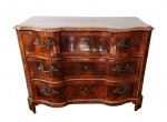 EXCEPCIONAL CÔMODA SETECENTISTA EM MADEIRA RECOBERTA COM PLUMAS DE RÁDICA E MARCHETARIA. FORNITURE HOLANDESA DE EXCEPCIONAL QUALIDADE! ELEGANTEMENTE RECORTADA COM BELÍSSIMO MOVIMENTO! DOTADA DE TRÊS GAVETÕES COM PUXADORES EM BRONZE. TAMPO COM LINDA MARCHETARIA! HOLANDA, SEC. XVIII. 86 (H) X 110 (C) X 56 CM ( A SER RETIRADA NA CIDADE DE SÃO PAULO)