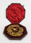 PAPA LEÃO XIII (1810-1903) FOI O PAPA QUE CONCEDEU A ROSA DE OURO A PRINCESA ISABEL  IL COLLARE DEI GENTILUOMINI DI SUA SANTITÀ IL PAPA  RARO COLAR DE CAVALEIRO SECRETO DE CAPA E ESPADA DO PAPA LEÃO XIII. ACOMODADO EM SEU ESTOJO ORIGINAL COM BRASÃO DO PAPA LEÃO XIII. O COLAR É CONSTRUÍDO EM BRONZE DOURADO COM ESMALTES EM AZUL. A CADEIA É  ARTISTICAMENTE CINZELADA E DELA PENDEM AS ARMAS PAPAIS, A TIARA DA TRÍPLICE COROA COM CHAVES CRUZADAS. VIDE NOS CRÉDITOS EXTRAS DESSE LOTE O TRAJE COMPLETO DE UM CAVALEIRO GENTILOMINI MEMBRO DA CORTE PAPAL CINGINDO SUA INDUMENTÁRIA. PEÇA RARISSIMA! NOTA: O camareiro papal era um título da corte outorgado pelo papa a clérigos de alto escalão e a leigos , geralmente membros de famílias nobres italianas importantes . Eles eram membros da Corte Papal e essa foi uma das mais altas honras que o Papa pôde conceder a um leigo católico. Conhecido como Camareiro Secreto de Capa e Espada ( Cameriere Segreti di spada e cappa ), quando conferido a leigos, era principalmente uma posição honorária, mas um camareiro geralmente servia ao papa por pelo menos uma semana por ano durante as cerimônias litúrgicas ou oficiais de estado. Muitos vieram de famílias que serviram à corte papal por muito tempo ao longo de vários séculos, enquanto outras foram apontadas como uma grande honra, uma das mais altas que o papado conferiu aos leigos católicos (geralmente políticos de destaque ou filantropos ricos). Eles foram originalmente selecionados entre membros das famílias reais e aristocráticas italianas. A posição era muito cobiçada e, para os padres, era frequentemente o passo final antes de se tornar cardeal. Desde os dias do Papa Leão I (440-461), a casa pontifícia havia incluído camareiros papais que eram atendentes pessoais do Papa em seus apartamentos particulares. O número de camareiros papais nunca foi grande, embora sua proximidade com o Papa significasse que muitos camareiros desfrutariam de notáveis carreiras eclesiásticas e alguns foram até promovidos ao episcopado . Seus privilégios eram consideráveis. Classificaram ex officio como Cavaleiros do Esporão Dourado ( Ordem das Milícias Douradas ) e nobres de Roma e Avignon. Antes do Vaticano II, eles prestavam assistência pessoal ao Papa em ocasiões formais de estado como membros da Corte Papal. A dignidade foi frequentemente dada a membros de famílias nobres da Itália e de outros países. Eles eram obrigados, ou na prática tinham direito, a servir durante pelo menos uma semana por ano durante as cerimônias oficiais, e participavam de procissões papais atrás da Sedia Gestatoria , cada uma usando traje formal e distinguida por uma cadeia de ouro . Tradicionalmente, os padres que eram camareiros papais eram chamados de "reverendíssimo". Na heráldica eclesiástica , leigos tão honrados podem exibir uma corrente de ouro em torno de seu brasão . Todas as nomeações foram anunciadas no Acta Apostolicae Sedis.  PAPA LEÃO XIII - Papa Leão XIII (1810-1903) foi Papa da Igreja Católica entre os anos de 1878 e 1903. Seu pontificado foi marcado pela diplomacia e conciliação. Lançou as bases da doutrina social da Igreja. Vicenzo Gioacchino Pecci nasceu em Carpineto Romano, nos Estados Pontifícios, em 2 de março de 1810. Era o sexto filho de uma família nobre. Vicenzo estudou em Viterbo e em Roma. Completou sua formação na Academia de Nobres Eclesiásticos em Roma. Em 1837 ordenou-se e ingressou no serviço diplomático dos Estados Pontifícios. Em 1843 foi designado núncio apostólico em Bruxelas e, pouco depois, sagrou-se arcebispo. Em razão de conflitos com o rei da Bélgica, foi exonerado e designado bispo da pequena diocese de Perugia. Em 1853, Vicenzo tornou-se cardeal. Enfrentou o isolamento imposto por Roma e dedicou-se à reorganização de sua diocese e à formação do clero. Permaneceu em Perugia durante 32 anos. O cardeal Vicenzo realizou duas importantes pastorais entre 1877 e 1878, quando debateu a renovação da filosofia cristã e as relações entre a Igreja e a sociedade moderna. Os frutos de seu trabalho ultrapassaram as fronteiras da Itália. Em 1877 foi nomeado Camerlengo, administrador da Igreja na eventualidade do falecimento do papa. Em 1878, com a morte do Papa Pio IX, Vicenzo foi eleito seu sucessor e escolheu o nome de Leão XIII. Tinha 68 anos de idade e uma saúde frágil, motivo pelo qual se esperava que seu pontificado fosse breve.Contra essa expectativa, o Papa Leão XIII dirigiu a Igreja por 25 anos. Durante esse período manteve diálogo aberto com a Alemanha de Guilherme II, França, a Suíça e a Prússia e favoreceu a expansão do catolicismo nos Estados Unidos. Restabeleceu a autoridade moral da Igreja e também renovou o diálogo com não católicos, como demonstrou em seu interesse em vincular a Igreja Anglicana a Roma e o respeito pelas tradições das igrejas oriental. O ponto mais importante do pontificados de Leão XIII foi talvez suas encíclicas que despertaram atenção universal por expressarem quase sempre problemas sociais: Immortali Dei de 1885, na qual definiu o Estado moderno, sublinhando que não somente a Igreja, mas também o Estado devia sua origem a Deus. In Plurimis, de 5 de 5 de 1888, que versa sobre a abolição da escravidão no mundo (dirigida de modo particular aos bispos do Brasil). De Conditione Opificium, conhecida como Rerum Novarum, de 15 de 5 de 1891, que denunciou os excessos do capitalismo e a concentração do capital evocando os direitos dos trabalhadores de exigirem justo salário. Leão XIII subiu ao trono como um papa da diplomacia e da conciliação, no entanto, com relação à Questão Romana, não viu seu desejo máximo ser realizado, a restauração dos Estados Pontifícios. Leão XIII respeitou a posição de seu antecessor o Papa Pio IX, e igualmente considerou-se prisioneiro do Vaticano. Além da habilidade política e diplomática, Leão XIII percebeu que era necessário adaptar a Igreja aos novos tempos. Leão XIII manifestou interesse pelo progresso da ciência e incentivou essa atitude em toda a Igreja e abriu os arquivos da grande biblioteca do Vaticano à Pesquisa histórica. Foi considerado o primeiro papa moderno. Leão XIII faleceu em Roma, o dia 20 de julho de 1903. Foi sucedido pelo Papa Pio X.