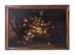 ESCOLA CARAVAGGESCA ROMANA - VASO COM FLORES  OST - BARROCO ITALIANO DO SEC. XVIII.  EXUBERANTE PINTURA EM ÓLEO SOBRE TELA RETRATANDO VASO ESTILO MÉDICE COM LUXURIANTES FLORES EM MEIO A FLORESTA. 98 X 68 CM (SEM CONSIDERAR O TAMANHO DA MOLDURA). COM ELA ( 102 x 92 cm)NOTA: O século XVII representou o triunfo das obras ditas Natureza Morta. Na verdade a expressão "natureza-morta" só surgiu a partir da natureza-morta francesa, que aparece em 1750 (na obra Lettre sur la peinture de um amador de Baillet de Saint Julien). Até aquele momento, o gênero pictórico em questão era indicado com um termo que significa "natureza silenciosa. Essa expressão indicava o caráter "imóvel" do sujeito representado, em oposição à representação da figura humana, que tinha que ser apreendida na mutabilidade da expressão. Apesar dos muitos estudos e debates, os estudiosos ainda não conseguiram estabelecer com certeza se as origens desse gênero residem na Itália ou no norte da Europa. Em apoio à origem italiana, o tema da existência de naturezas-mortas foi adicionado na era clássica, cuja tradição é assumida no período da Renascença, caracterizada por um forte impulso à investigação empírica da natureza e sua representação. A arte antiga conheceu um género pictórico semelhante à natureza morta moderna: temos os seus testemunhos tanto em fontes escritas como em algumas pinturas murais (sobretudo na região do Vesúvio) e em alguns dos mosaicos do chão que nos chegaram. Muito provavelmente a verdade é que este gênero não teve uma origem única, mas nasceu em diferentes situações e ambientes, aqueles onde a atenção dos artistas ao "natural" foi cada vez maior: Flandres (em particular Antuérpia) e os Norte da Itália. Essas duas grandes áreas, no entanto, são caracterizadas por trocas tão próximas e influências mútuas que é razoável pensar que as origens desse gênero estão precisamente nesse entrelaçamento de estímulos que se influenciam mutuamente. Mas é precisamente na região da Lombardia que aparecem os primeiros exemplos italianos de natureza morta na acepção do termo. São os pessêgos do milanês Ambrogio Figino na verdade a primeira natureza morta pura (totalmente livre de contextos figurativos de outro tipo), que antecipa alguns anos a famosa Fascella de Caravaggio. Entre a quarta e quinta década do século XVII, começa em curso em Roma (e além) a figura do pintor totalmente especializado em natureza morta A produção simplesmente se torna enorme e consequentemente, hoje as dificuldades de atribuição aumentam. Havia, no entanto, uma espécie de racionalização de composições que tendem a se dividir em exposições de flores (principalmente) e frutas. E depois em composições de tapetes, instrumentos musicais, armas, animais vivos e mortos. No começo da natureza-morta romana percebe-se que o arranjo composicional dos objetos segue uma regra elementar e arcaica (para dizer o mínimo). Vasos e potes, frutas e flores são alinhados em uma mesa simples. Dessa forma aumenta a relevância dessa bela pintura anônima do começo dos anos 1700 que certamente é um exemplar que por si só sinaliza o seu estilo pictórico.