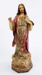 OLOT  SAGRADO CORAÇÃO DE JESUS - BELA IMAGEM DITA DE OLOT REPRESENTANDO JESUS CRISTO EM SUA REPRESENTAÇÃO DE SAGRADO CORAÇÃO DE JESUS. ESCULTURA MUTO EXPRESSIVA COM GRANDE QUALIDADE E EXPRESSÃO. LINDOS OLHOS EM VIDRO. ESPANHA, SEC. XIX/XX. 47 CM DE ALTURA.NOTA: Estas imagens são oriundas da cidade de OLOT, da província de Catalunha, Espanha. A história da fabricação destas peças começa em 1880, com a sociedade de "Vayreda i Berga", fundando a primeira oficina de escultura chamada de "El Arte Cristiano", a qual no início fabricava e pintava imagens de gesso e madeira; sendo que também importavam imagens francesas do estilo chamado "Saint Sulpice". Em 1884, El Arte Cristiano viria a revolucionar a indústria de imaginária religiosa com o uso de um novo material para fundição de suas esculturas. Tratava-se de uma pasta chamada de "cartòn madera" (cartó fusta), uma liga de pó de madeira, serapilheira (pano tipo juta), cola de cartilagem de peixe e breu. Esta mistura- muito leve e resistente - era fundida em moldes de gelatina; depois desenformada e trabalhada com as acabamentos de pintura e douração, além de permitir captar toda riqueza de detalhes dos originais. A princípio as imagens religiosas feitas com este material não foram aprovadas pela Igreja Católica, por não considerá-las de "feitura com material venerável e nobre", até que em 1887, através de um decreto eclesiástico foi aprovado o seu uso nas igrejas. O panorama político da Espanha no início do século XX, com a implantação da República (1931); com a subsequente Guerra Civil Espanhola (1936/1939); iniciou-se uma derrocada nas atividades das oficinas de OLOT, culminando numa confusa crise de "centralização do Cristo" e remoção das imagens de santos não canonizados das igrejas, segundo normas do Concílio Vaticano II (1962/1965) e, até os santos canonizados também entraram no rol do esquecimento.