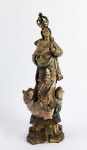 NOSSA SENHORA DA CONCEIÇÃO MAGNIFICA IMAGEM EM MADEIRA COM COROA EM PRATA DE LEI ESTILO E ÉPOCA DONA MARIA i. REQUINTADA REPRESENTAÇÃO DA VIRGEM COM ELEGANTE MOVIMENTO E BELA POLICROMIA. CHAMO A ATENÇÃO PARA A REPRESENTAÇÃO DOS ANJOS E DA SERPENTE MORDENTE EM UM POMO. BELOS OLHOS EM VIDRO. PORTUGAL, INICIO DO SEC. XIX. 35 CM DE ALTURA (SEM CONSIDERAR O TAMANHO DA COROA) E 39 CM DE ALTURA (COM ELA).