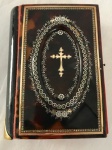 HORAS MARIANAS  -PRECIOSO LIVRO COM CAPA EM PLACAS DE TARTARUGA COM APLICAÇÃO DE PRATA DE LEI E OURO MACIÇO INCRUSTADOS. ARREMATES EM ABALONE. PEÇA RICA E BELÍSSIMA! LOMBADA REVESTIDA EM OURO E DECORAÇÃO COM MUITAS GRAVURAS EM METAL. PUBLICAÇÃO DA LAPLACE EM PARIS COM AUTORIZAÇÃO DO BISPO DO RIO DE JANEIRO CONDE  CAPELLAO-MOR MANOEL. DECADA DE 1850. FRANÇA, SEC. XIX,  13 CM DE ALTURA (EXCELENTE ESTADO GERAL NOTA-SE AUSENCIA DO FECHO LATERAL)