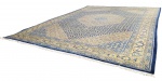TAPETE PERSA - MUITO GRANDE TAPETE TABRIZ COM BELA PADRONAGEM EDELICADA PALHETA DE CORES EM AZUL, MARFIM E ROSE. SUNTUOSO E EM MUITO BOM ESTADO DE CONSERVAÇÃO! IRÃ, SEC. XX. 593 X 410 NOTA: Tabriz, localizada a noroeste, é a segunda cidade mais antiga do Irã e está no centro do mundo do fabrico de tapetes há centenas, talvez milhares de anos.Devido ao tamanho da indústria de tapetes em Tabriz, o design e a qualidade variam muito. A maioria dos tapetes Tabriz tem um poderoso vermelho ou azul com fundo de marfim contrastante.Tabriz é o centro de produção de alguns dos tapetes mais bonitos do mundo. Em geral, os nós são bastante densos, mas podem variar entre 120 e 850 nós por polegada quadrada (KPSI).A base é normalmente de algodão com uma pilha de lã na maioria dos casos. No entanto, em geral, um bom tapete Tabriz será de alto padrão, médio a grande em tamanho e feito com lã fina e macia.