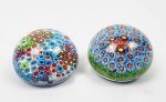 MURANO -  DOIS PESOS DE PAPEL PADRÃO MILIFIORE EM VIDRO ARTÍSTICO DE MURANO. PEÇAS DE COLEÇÃO! ITÁLIA, MEADOS DO SEC. XX. 7,8 CM DE DIAMETRO CADA