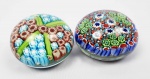 MURANO -  DOIS PESOS DE PAPEL PADRÃO MILLEFIORI EM VIDRO ARTÍSTICO DE MURANO. PEÇAS DE COLEÇÃO! ITÁLIA, MEADOS DO SEC. XX. 7,8 CM DE DIAMETRO CADA