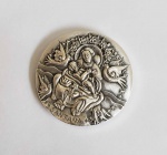 SANTANA -CLUBE DA MEDALHA   MEDALHA EM PRATA DE LEI 900MM COMEMORATIVA DA FUNDAÇÃO DO CLUBE DA MEDALHA DO BRASIL EM 1977.  TRAZ NO ANVERSO SANTANA COM A VIRGEM MARIA AO COLO. Assinada por Adelson do Prado.OS CUNHOS FORAM INUTILIZADOS APÓS A CUNHAGEM DA ÚLTIMA MEDALHA. FORAM CUNHADAS 1500 PEÇAS APENAS. 60MM 110 G