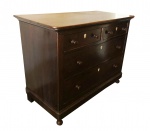 CÔMODA EM JACARANDÁ ESTILO E ÉPOCA DONA MARIA I. DOTADA DE DOIS GAVETÕES SUPERPOSTOS E DUAS GAVETAS JUSTAPOSTAS. ESPELHOS DE FECHADURA E PUXADORES REMATADOS EM OSSO. EXCEPCIONAL FORNITURE BRASILEIRA.TEM TODAS AS CARACTERÍISTICAS DESEJÁVEIS EM UMA CÔMODA DONA MARIA I  DE ÉPOCA. BRASIL, SEC. XIX. 92 (H) X 119 (C) X 58 (P) ESSE MÓVEL PRECISA SER RETIRADO NO CONDOMÍNIO DOIS ALPHAVILLE SÃO PAULO