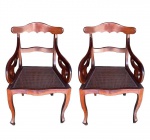 PAR DE POLTRONAS EM JACARANDÁ DITAS RABO DE MACACO. ASSENTO EM PALHINHA NATURAL ORIGINAL. BRAÇOS CONSTRUÍDOS EM CURVATURA. ENCOSTO ESTILO DONA MARIA I. BRASIL, SEC. XIX. 92 (H) X 46 (C) X 55 (P) CM