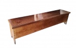 LINDA ARCA BANCO EM MADEIRA . MAGNÍFICA MANUFATURA OITOCENTISTA BRASILEIRA CONSTRUÍDA COM CAVILHAS E PREGOS DITOS DE FERREIRO.  PÉS DE BANCO. BASTANTE COMPRIDA PRESTA-SE A UM BELO SOFA TABLE, UMA MESA PARA DETRÁS DO SOFÁ. BRASIL, SEC. XIX. 202 (C) X 50 (H) X 40 (P)
