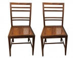 LINDO PAR DE CADEIRAS DONA MARIA I EM JACARANDÁ COM ASSENTO EM PALHINHA. MUITO GRACIOSAS SÃO FILETADAS EM MARCHETARIA. ELEGANTES, EM LINHA RETA O GOSTO CONTEMPORÂNEO COLOCADO EM PEÇAS DO INÍCIO DO SEC. XIX. BRASIL, PRINCIPIO DO SEC. XIX. 84 (H) X 41 (C) X 37 (P).