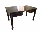 BELO  BUREAU EM JACARANDÁ ESTILO DONA MARIA I. MOBILIÁRIO ELEGANTE, DE LINHAS RETAS, DOTADO DE DUAS GAVETAS COM ESPELHO DA FECHADURA EM OSSO. PÉS EM BALAUSTRE. BRASIL, FINAL DO SEC. XIX OU PRINCIPIO DO XX. 130 X 75 X 78 (H) CM