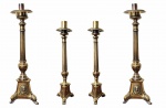 QUATRO LINDOS TOCHEIROS DE BANCADA  DE ALTAR EM METAL EM BRONZE . SÃO DOIS PARES .POSSUEM BASE TRÍPODE, FUSTE EM CANELURAS COM FEITIO DE BALAÚSTRE. O PAR MAIOR TEM DECORAÇÃO DA SANTÍSSIMA TRINDADE COM FIGURA DO PAI ETERNO, CRISTO E DIVINO ESPÍRITO SANTO. O PAR MENOR TEM SAGRADO CORAÇÃO DE JESUS E MARIA, SIMBOLO DA SANTÍSSIMA TRINDADE (TRIANGULO ENTRE NUVENS) E QUERUBIM ENTRE RESPLENDOR. BRASIL, SEC. XIX/INICIO DO XX. 53 CM DE ALTURA (OS MAIORES) E 41 CM DE ALTURA (OS MENORES)