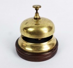 BELA CAMPAINHA DE RECEPÇÃO  EM BRONZE SOBRE BASE EM MADEIRA. EUROPA, INICIO DO SEC. XX. 11 CM DE DIAMETRO
