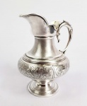 LEITEIRA EM PRATA DE LEI COM ELEGANTE DESIGN. DECORADA COM LINDOS GUILLOCHES. CAPRICHADO MONOGRAMA LCMB. 15 CM DE ALTURA. 235 G