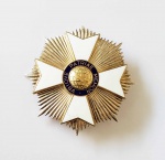 ORDEM RIO BRANCO  PLACA DE GRANDE DIGNÁRIO  MANUFATURA H STERN  PRATA DE LEI, VERMEIL E ESMALTE. BRASIL, SEC. XX. 7 CM DE DIAMETRO.  NOTA: A Ordem de Rio Branco foi instituída pelo então Presidente da República,João Goulart, pelo Decreto n 51.697, de5 de fevereirode1963. Posteriormente, os Decretos n 66.434, de10 de abrilde1970, e n 73.876, de29 de marçode1974, alteraram, consecutivamente, o regulamento da Ordem. É destinada a galardoar os que, por qualquer motivo ou benemerência, se tenham tornado merecedores do reconhecimento do Governo Brasileiro, servindo para estimular a prática de ações e feitos dignos de honrosa menção, bem como para distinguir serviços meritórios e virtudes cívicas. Pode ser conferida a pessoas físicas ou jurídicas, nacionais ou estrangeiras. Os agraciados com aOrdem de Rio Brancosão classificados no Quadro Ordinário, constituído pelos funcionários da ativa da carreira diplomática, e no Quadro Suplementar, composto pelos mesmos funcionários quando aposentados; e por todos os demais agraciados. O Quadro Ordinário tem limites de vaga para cada grau, com exceção do de Grã-Cruz, e o Quadro Suplementar é ilimitado. "A insígnia da Ordem é uma cruz de quatro braços e oito pontas esmaltadas de branco, tendo no centro a esfera armilar, em prata dourada, inscrita, num círculo de esmalte azul, a legendaUbique Patriae Memor, do mesmo metal. No reverso dourado, as datas 1845-1912." (Art. 2º do Regulamento). Os anos que aparecem no reverso da insígnia são os de nascimento e morte do Barão. A Grã-Cruz consta da insígnia pendente de uma faixa de cor azul-escuro orlada de branco, passada a tiracolo, da direita para a esquerda, e de uma placa em prata dourada com a mesma insígnia, a qual deve ser usada do lado esquerdo do peito. O Grande Oficialato consta da insígnia pendente de uma fita colocada em volta do pescoço e da placa em prata. A Comenda consta da insígnia pendente de uma fita colocada em volta do pescoço. O Oficial e o Cavaleiro, da insígnia pendente de uma fita colocada ao lado esquerdo do peito, sendo a do primeiro dourada, com uma roseta na fita, e a do segundo em prata. No traje diário, os agraciados com Grã-Cruz, Grande Oficialato e Comenda podem usar, na lapela, uma roseta com as cores da Ordem sobre fita de metal dourada, prateado-dourado e prateado, respectivamente; os agraciados com Oficial podem usar, na lapela, uma roseta e os com Cavaleiro, uma fita estreita.
