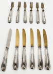 BELO CONJUNTO DE TALHERES PARA ENTRADAS COM CABOS EM PRATA DE LEI. LAMINAS E PARTE FUNCIONAL DO GARFO DA MANUFATURA SOLINGEN. ALEMANHA, INICIO DO SEC. XX. 19 CM ALTURA. 315 G