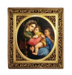 MADONNA DELLA SEGGIOLA  LINDA PINTURA EM PLACA DE PORCELANA INSPIRADA NA PINTURA DE RAFAEL MADONNA DELLA SEGGIOLA. MAGNIFICA MOLDURA EM MADEIRA. ITALIA, SEC. INICIO DO SEC. XX. 53 X 51 NOTA: A Madonna de la Seggiola foi pintada por Rafael Sanzio em 1514. O quadro pertencia as coleções Medici desde a primeira metade do século XVI.A complexidade da composição e outros detalhes fizeram com que a obra fosse encomendada pelopapa Leão Xe enviada por ele a seus parentes em Florença.Já noUffizi, foi destinado ao palácio real desde o começo do décimo oitavo século.Nos inventários de1723e1761é de fato lembrada no quarto do Grande PríncipeFerdinando, enquanto mais tarde foi colocada na Sala di Pietro de Cortona. Durante aspilhagens napoleônicas, foi levada para Paris de1799a1815.De volta a Florença, a partir de1882,está no Salão de Saturno. Uma tradição popular diz que a inspiração para este trabalho chegou ao artista quando ele passou porVelletri, onde ele viu um fazendeiro local embalando seu próprio filho em seu ventre. O trabalho mostra Maria sentada em uma cadeira, daí o nome da obra.Ela se vira, com a criança apertada em um abraço carinhoso, em direção ao espectador. A Madona inclina a cabeça para o filho, fazendo as duas cabeças se tocarem e criando uma situação de doçura familiar íntima.Por trás da beleza formal existe um esquema composicional geométrico, baseado em curvas e contra-curvas. É sem dúvida uma das maiores obras de arte do renascimento.